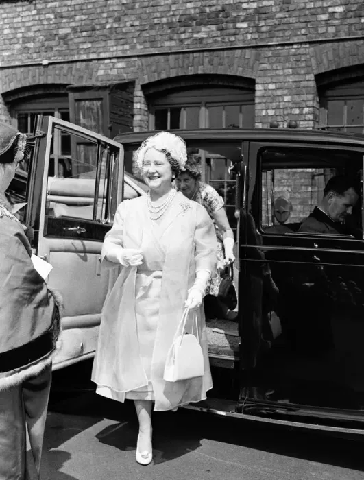 Framed Print : Queen Elizabeth The Queen Mother arrives at the premises of Christy and Co Ltd hatters Framed Print : Queen Elizabeth The Queen Mother arrives at the premises of Christy and Co Ltd hatters