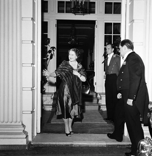 Queen Elizabeth The Queen Mother leaves Clarence House after visiting her grandson