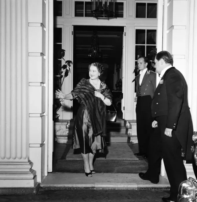 Framed Print : Queen Elizabeth The Queen Mother leaves Clarence House after visiting her grandson Framed Print : Queen Elizabeth The Queen Mother leaves Clarence House after visiting her grandson