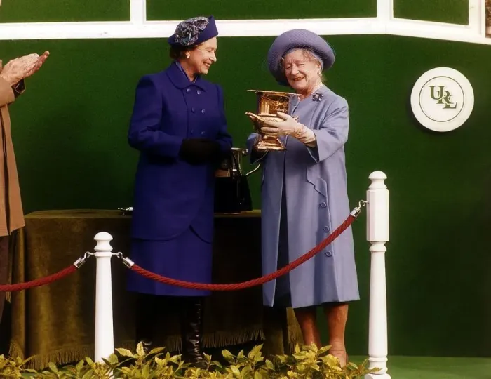 Framed Print : Queen Elizabeth and the Queen Mother March 1990 at Sandown Horseracing holding Framed Print : Queen Elizabeth and the Queen Mother March 1990 at Sandown Horseracing holding