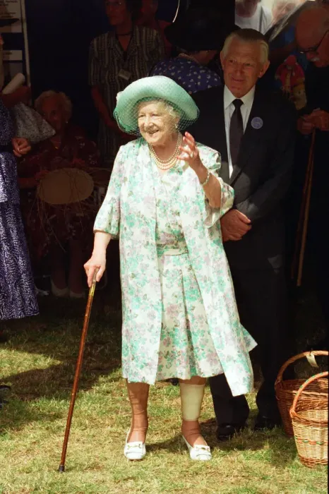 Framed Print : Queen Elizabeth The Queen Mother at Sandringham Flower Show, Norfolk. 26th July 1995 Framed Print : Queen Elizabeth The Queen Mother at Sandringham Flower Show, Norfolk. 26th July 1995