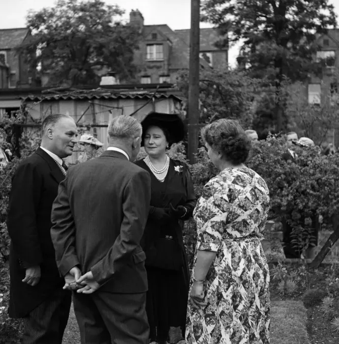 Framed Print : Queen Elizabeth The Queen Mother visits Streatham. 17th July 1952 Framed Print : Queen Elizabeth The Queen Mother visits Streatham. 17th July 1952