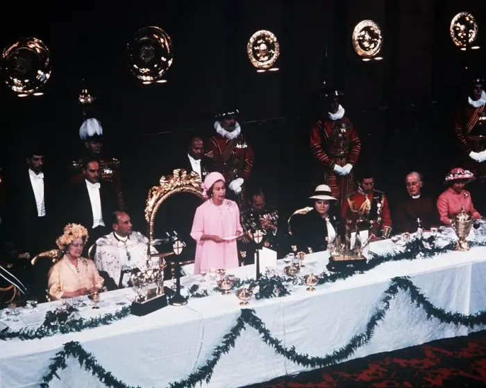 Framed Print : Queen Elizabeth at Silver Jubilee Day 1977 Queen Elizabeth replies to the Loyal Framed Print : Queen Elizabeth at Silver Jubilee Day 1977 Queen Elizabeth replies to the Loyal