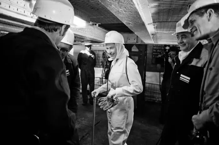 Framed Print : Queen Elizabeth visits visiting Silverwood Colliery, near Rotherham, South Yorkshire Framed Print : Queen Elizabeth visits visiting Silverwood Colliery, near Rotherham, South Yorkshire