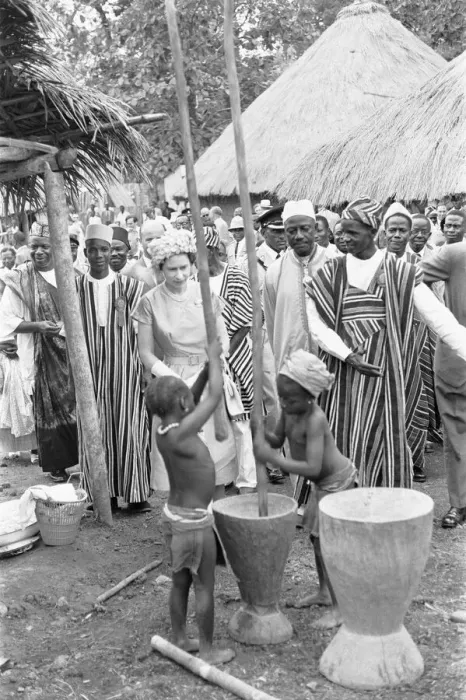Framed Print : Queen Elizabeth watches two children grinding corn during a visit to Hangha in Kenema