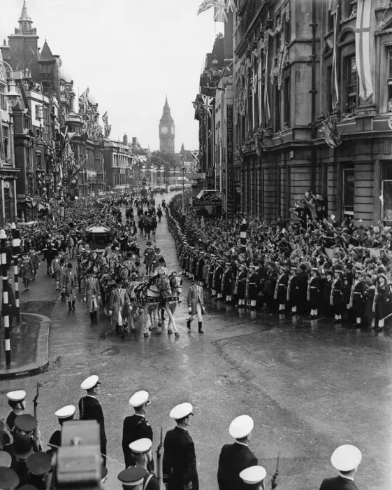 Framed Print : The Queen in the Gold State Carriage on her return from Westminster Abbey to Buckingham
