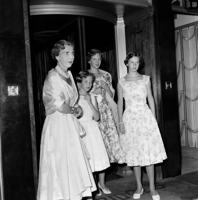 Framed Print : Queen Ingrid of Denmark pays a private visit to the Royal Opera House, Covent Garden Framed Print : Queen Ingrid of Denmark pays a private visit to the Royal Opera House, Covent Garden