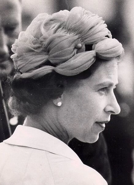 The Queen at London Airport wearing hat - August 1959 03  /  08  /  1959