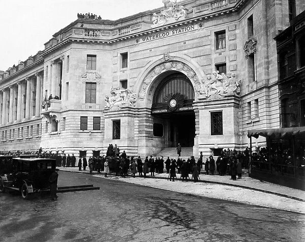 Queen Mary opening Waterloo Station in March 1922