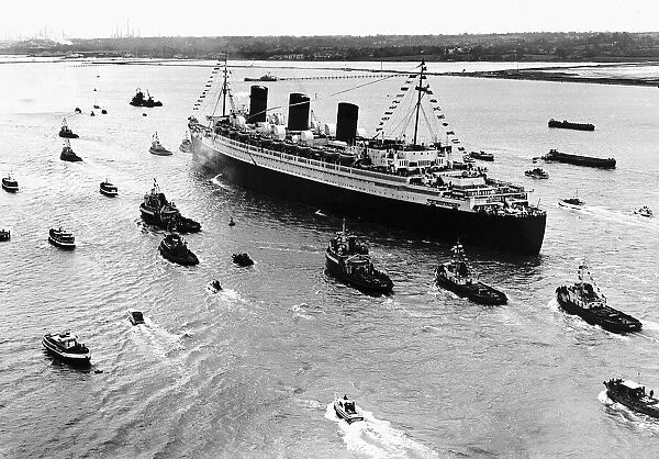 The Queen Mary being pulled by tugs as she leaves Southampton for the last time