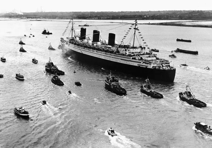 Framed Print : The Queen Mary being pulled by tugs as she leaves Southampton for the last time Framed Print : The Queen Mary being pulled by tugs as she leaves Southampton for the last time