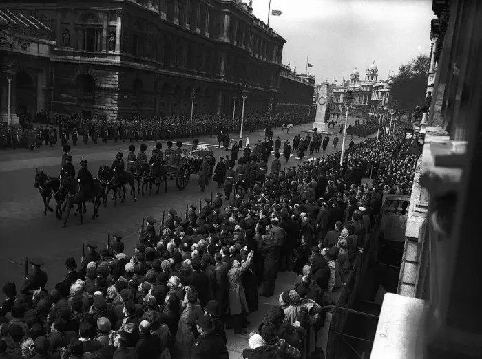 Framed Print : Queen Marys Funeral March 1953 The funeral procession passes the cenotaph Framed Print : Queen Marys Funeral March 1953 The funeral procession passes the cenotaph