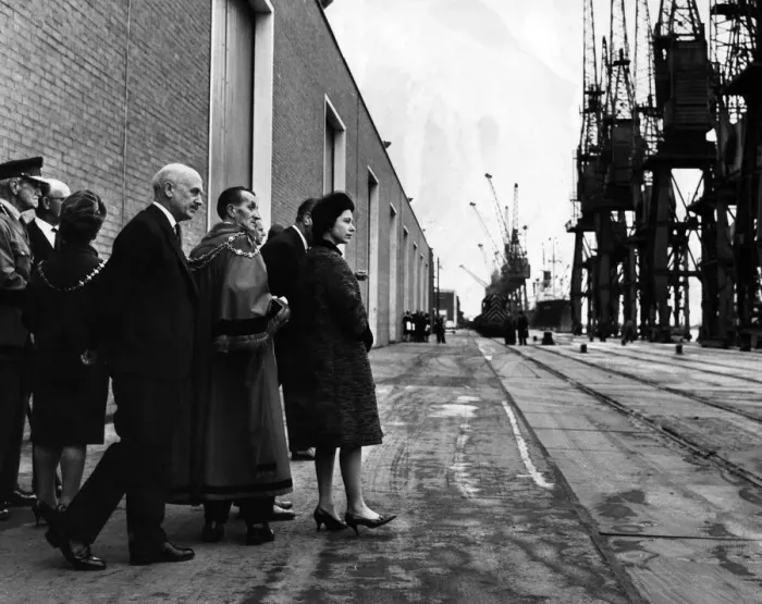Framed Print : The Queen and the Mayor of Newport look across Newport Docks at Llanwern steelworks