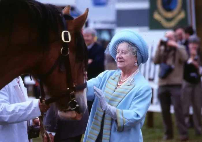 Framed Print : Queen Mother August 1986 at the catle market Black Isle stroking a horse C  /  T Roy