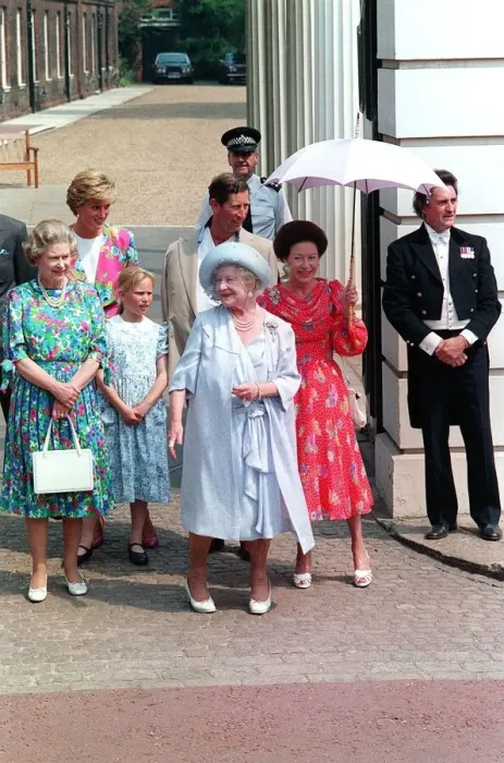 Framed Print : Queen Mother Birthdays August 1990 On her 90th Birthday outside Clarence House Framed Print : Queen Mother Birthdays August 1990 On her 90th Birthday outside Clarence House