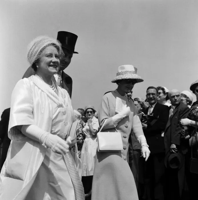 Framed Print : The Queen Mother at The Derby. 1st June 1960 Framed Print : The Queen Mother at The Derby. 1st June 1960
