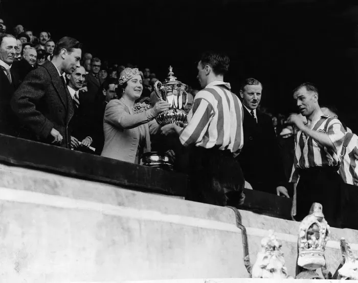 Framed Print : Queen Mother presents the FA Cup to Sunderland captain 1937