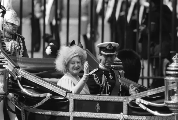 Framed Print : The Queen Mother and Prince Charles travelling along the Strand to St Pauls Cathedral for
