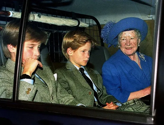 Framed Print : Queen Mother with Prince William and Harry leaving Crathie in car