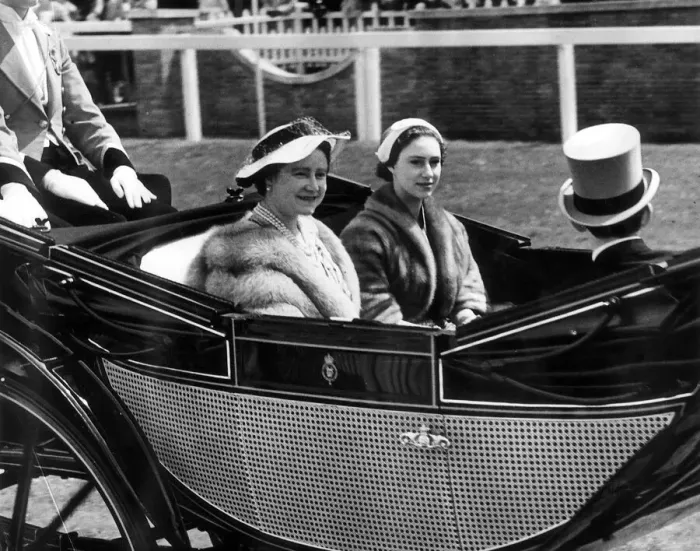 Framed Print : Queen Mother and Princess Margaret Royal Ascot 1954 driving in an open Landau at ascot