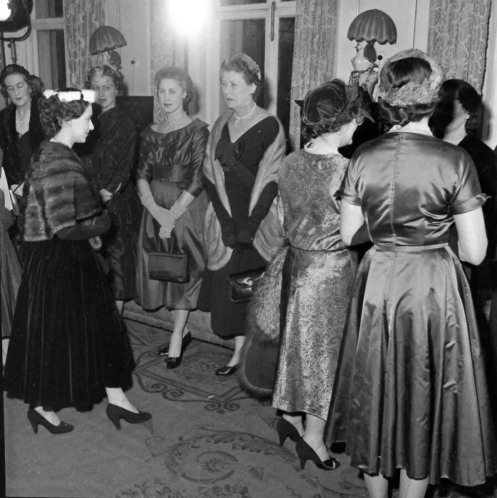 Framed Print : The Queen Mother and Princess Margaret seen here at the Salon of clothes designer Hardy Framed Print : The Queen Mother and Princess Margaret seen here at the Salon of clothes designer Hardy