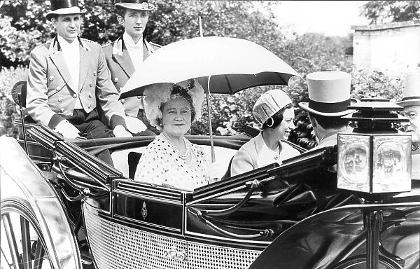 QUEEN MOTHER AND PRINCESS MARGARET SITTING IN CARRIAGE AT THE RACES