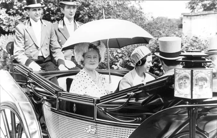 Framed Print : QUEEN MOTHER AND PRINCESS MARGARET SITTING IN CARRIAGE AT THE RACES Framed Print : QUEEN MOTHER AND PRINCESS MARGARET SITTING IN CARRIAGE AT THE RACES