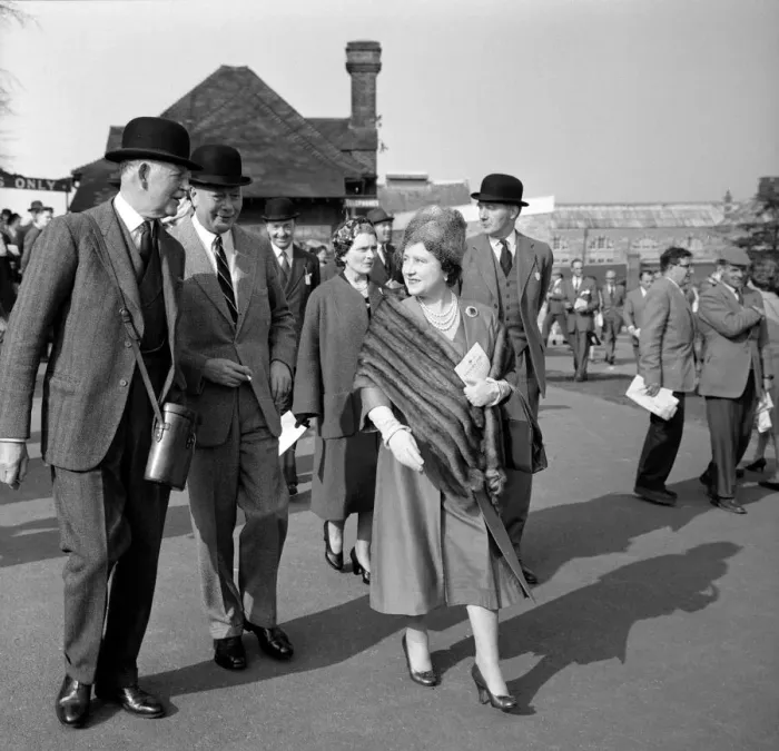 Framed Print : The Queen Mother Racing at Sandown Park, walking down to the paddock Framed Print : The Queen Mother Racing at Sandown Park, walking down to the paddock