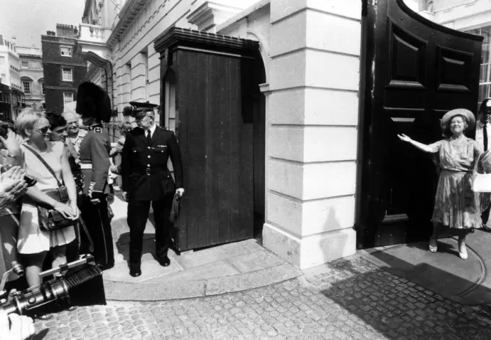 Framed Print : Queen Mother throws open her arms as the gates open at Clarence house as the crowds Framed Print : Queen Mother throws open her arms as the gates open at Clarence house as the crowds