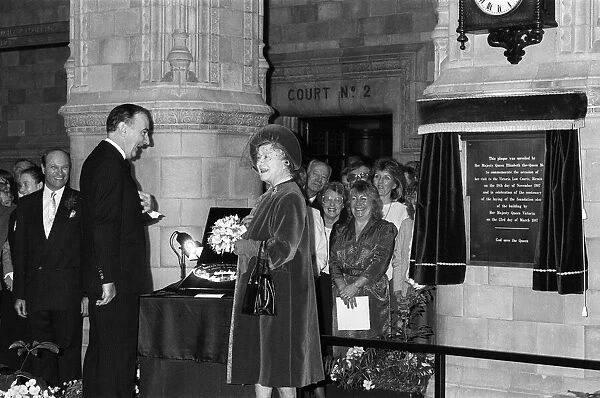 The Queen Mother visits Victoria Law Courts, 100 years after Queen Victoria laid