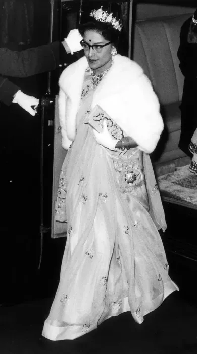 Framed Print : Queen of Nepal Queen Ratna - Oct 1960 arriving at the Covent Garden Opera House