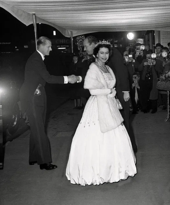 Framed Print : THE QUEEN AND PRINCE PHILIP ARRIVE FOR THE FILM PREMIER OF LAWRENCE OF ARABIA