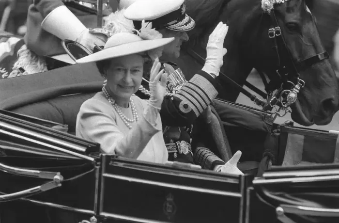 Framed Print : THE QUEEN AND PRINCE PHILIP ON ROUTE TO THE ROYAL WEDDING OF THE DUKE AND DUCHESS OF YORK Framed Print : THE QUEEN AND PRINCE PHILIP ON ROUTE TO THE ROYAL WEDDING OF THE DUKE AND DUCHESS OF YORK