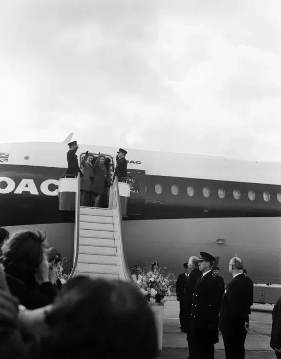 Framed Print : The Queen and Princess Anne, pictured at London Heathrow Airport, 2nd March 1970 Framed Print : The Queen and Princess Anne, pictured at London Heathrow Airport, 2nd March 1970