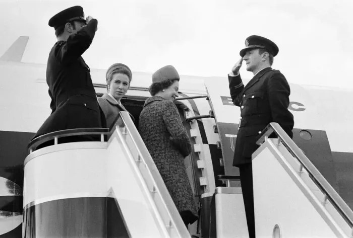 Framed Print : The Queen and Princess Anne, pictured at London Heathrow Airport, 2nd March 1970