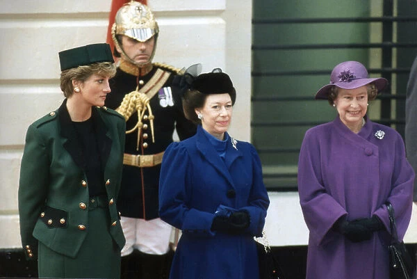 THE QUEEN, PRINCESS MARGARET AND PRINCESS DIANA AT VICTORIA STATION WAITING FOR THE