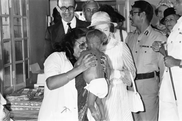 Framed Print : The Queen - State visit to Bangledesh - 14th to 17th November 1983 Framed Print : The Queen - State visit to Bangledesh - 14th to 17th November 1983