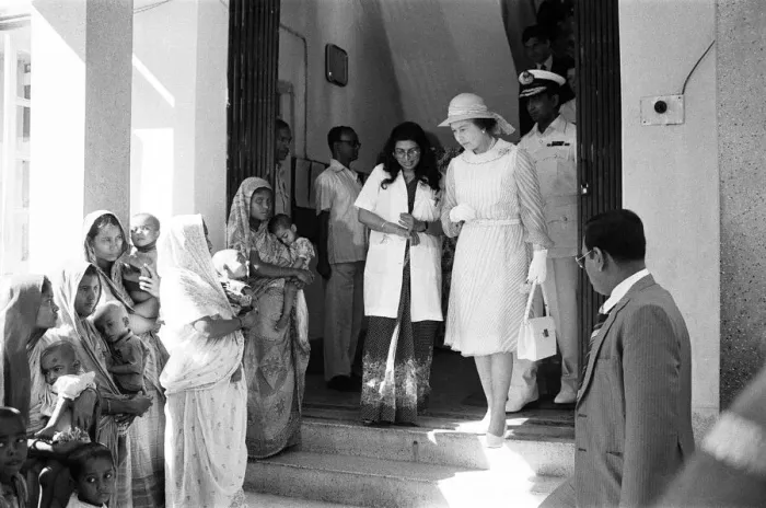 Framed Print : The Queen - State visit to Bangledesh - 14th to 17th November 1983 Framed Print : The Queen - State visit to Bangledesh - 14th to 17th November 1983