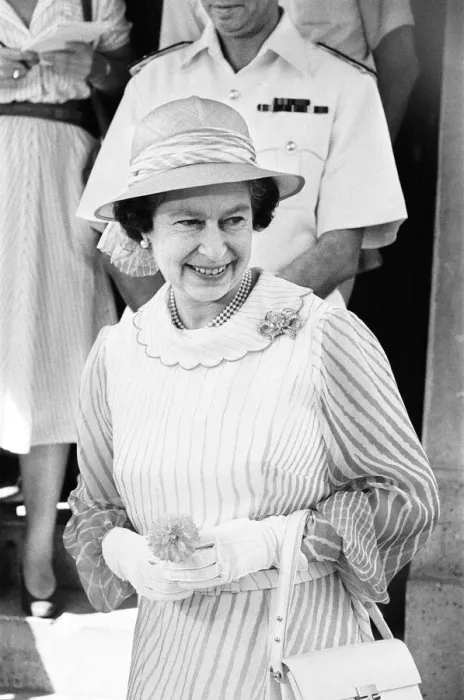Framed Print : The Queen - State visit to Bangledesh - 14th to 17th November 1983 Framed Print : The Queen - State visit to Bangledesh - 14th to 17th November 1983