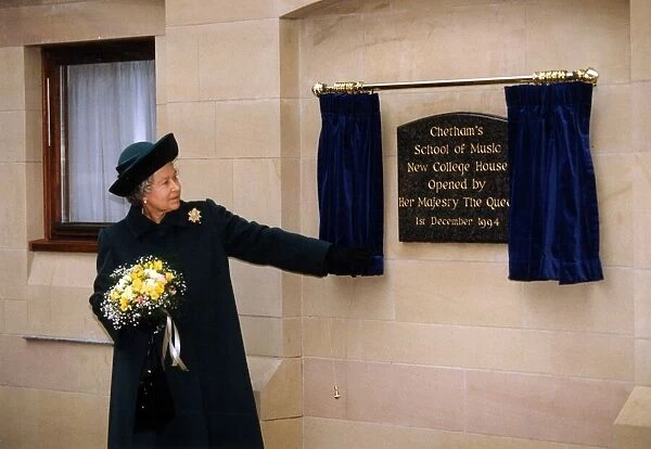 The Queen visits Manchester, 1st December 1994. Unveiling plaque at Chetham