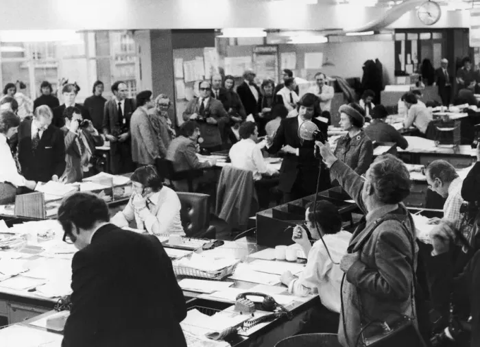 Framed Print : The Queen visits the offices of Daily Mirror Holborn office 26th February 1976 Framed Print : The Queen visits the offices of Daily Mirror Holborn office 26th February 1976