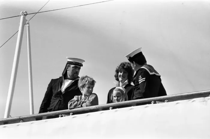 Framed Print : The Queen visits Port Sunlight as part of its 100th birthday celebrations Framed Print : The Queen visits Port Sunlight as part of its 100th birthday celebrations