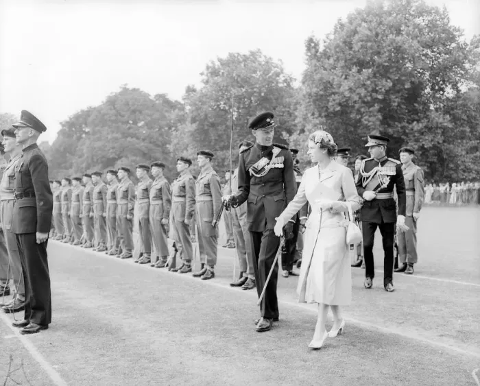 Framed Print : The Queen at Winchester July 1955 Queen Elizabeth ll inspects the Kings Royal Rifle Framed Print : The Queen at Winchester July 1955 Queen Elizabeth ll inspects the Kings Royal Rifle