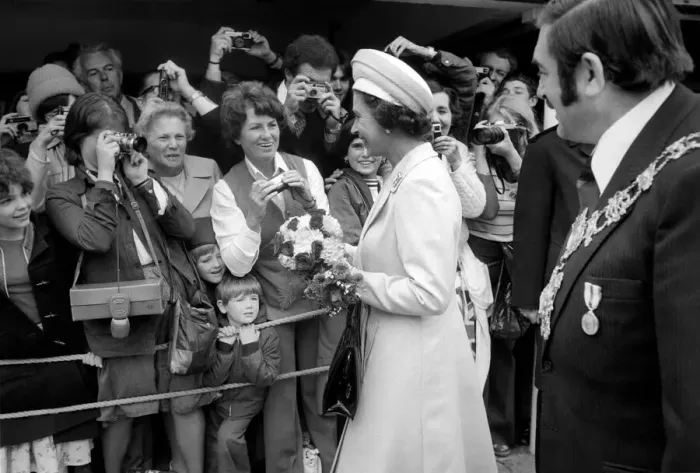 Framed Print : The Queens Jubilee River Trip. Her Majesty Queen Elizabeth II after landing at St