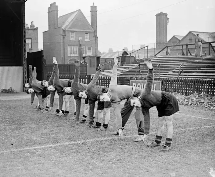 Framed Print : Queens Park Rangers footballers during physical training before their FA Cup tie with