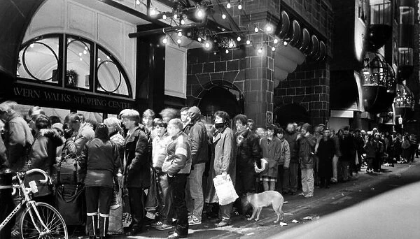 Queue at Cavern Walks which began on Christmas Eve. 27th December 1985