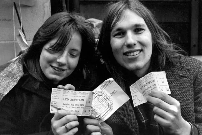 Framed Print : Queued for Pop Group Led Zeppelin Concert. Kim Evans (16) left and Janet Good (15 Framed Print : Queued for Pop Group Led Zeppelin Concert. Kim Evans (16) left and Janet Good (15