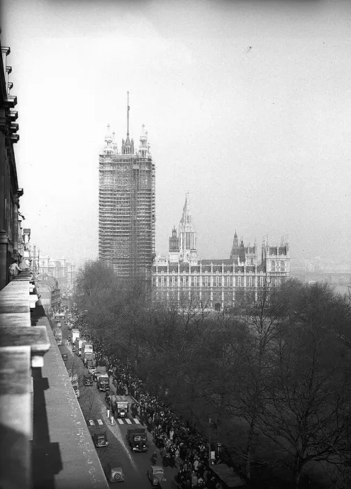 Framed Print : Queues along the Embankment wait to see the Kings body 1952 laying in state Framed Print : Queues along the Embankment wait to see the Kings body 1952 laying in state