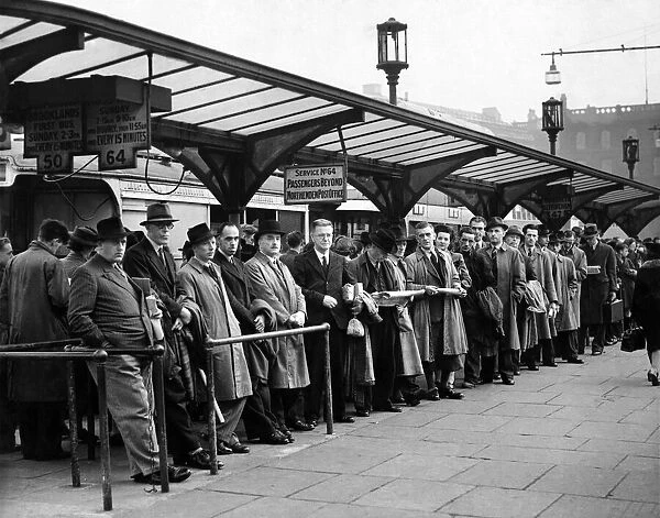Queues at Piccadilly bus station in Manchester. October 1946 P009427