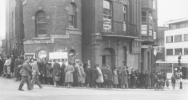 Queuing for fish at the top of Union Street opposite the Town Hall in April 1943 Torquay